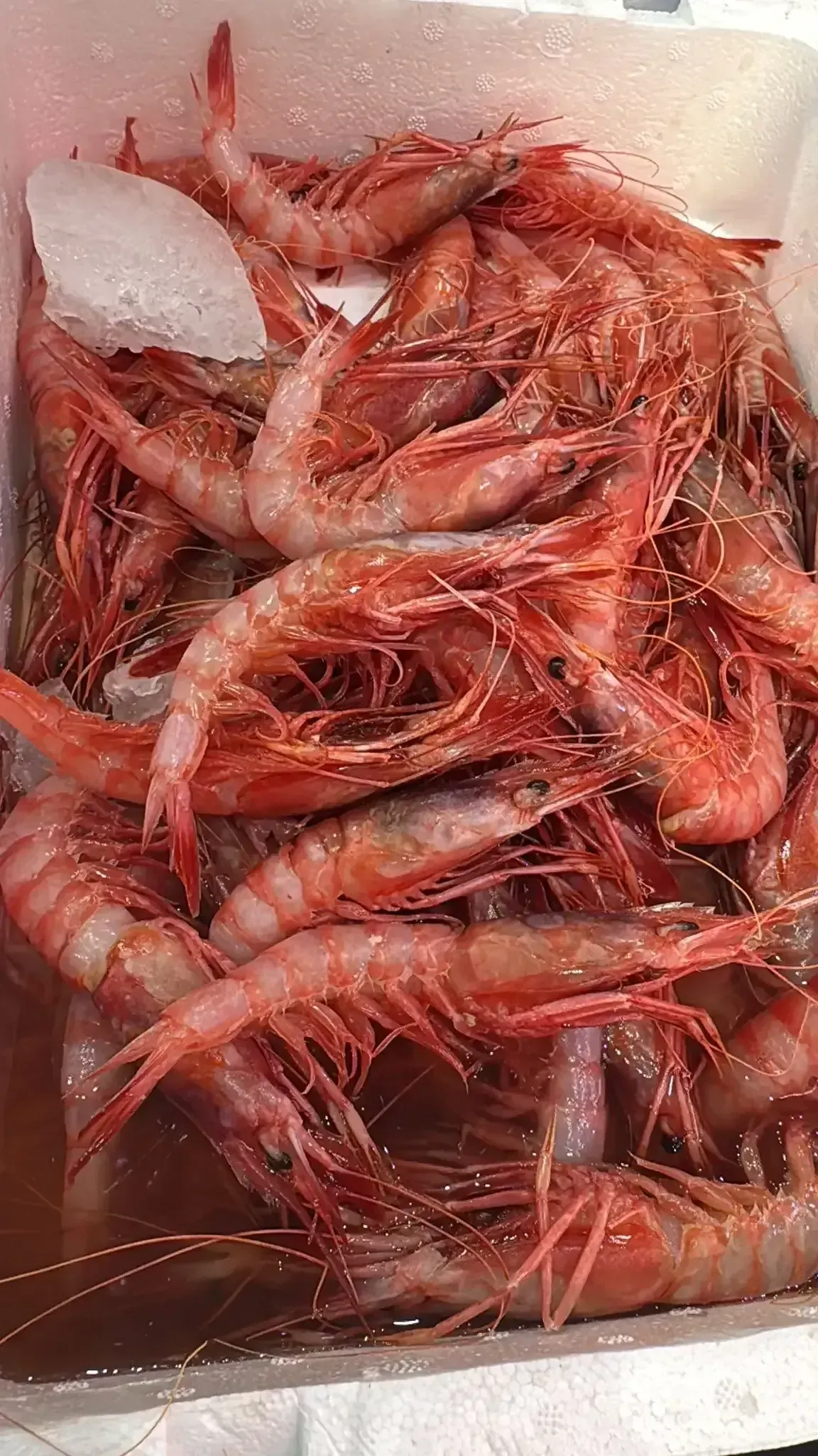 Pescado a la parrilla con gajos de patatas en un plato beige.