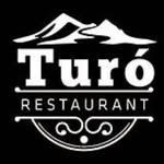 Logotipo "Turó Restaurant" en color blanco con montañas, líneas curvas y texto sobre fondo negro.