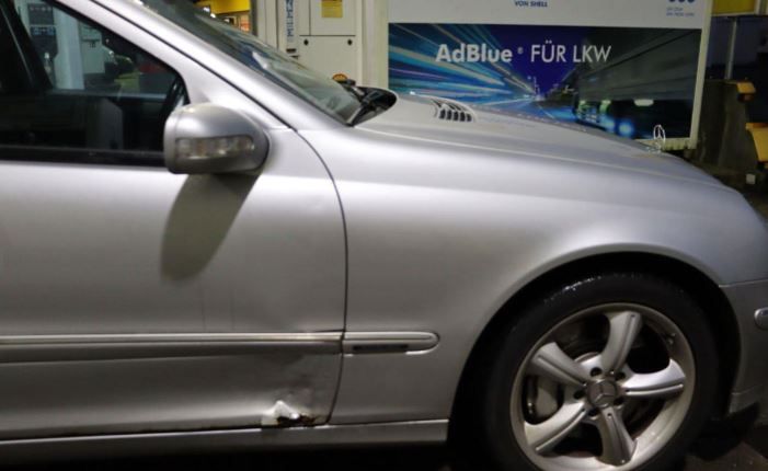 Bild eines beschädigten PKWs, silber