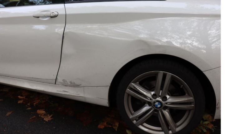 Bild eines beschädigten PKWs, weiß