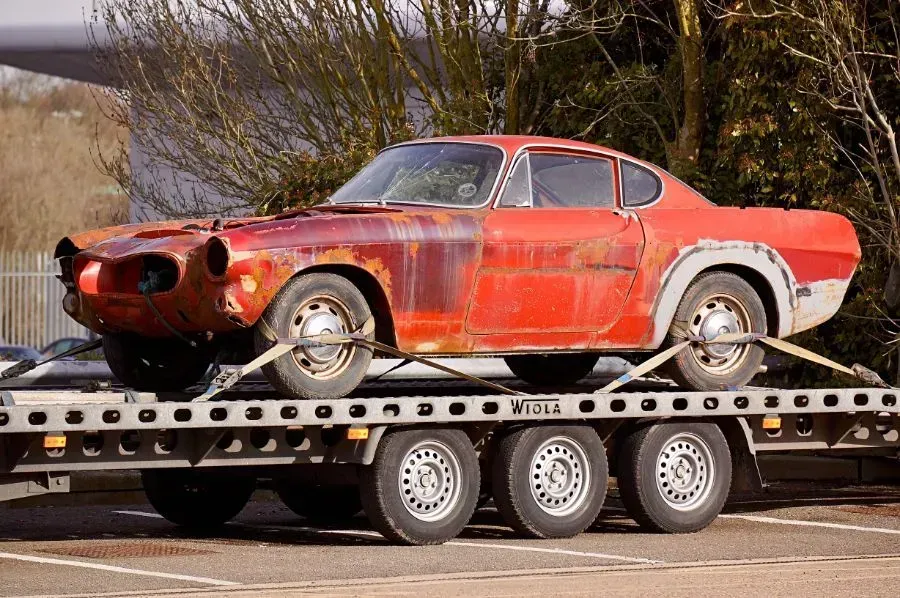 Ein rotes Auto steht auf einem Abschleppwagen.
