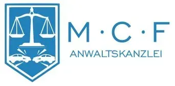 Ein Logo für eine Anwaltskanzlei mit einer Waage der Gerechtigkeit und zwei Autos.