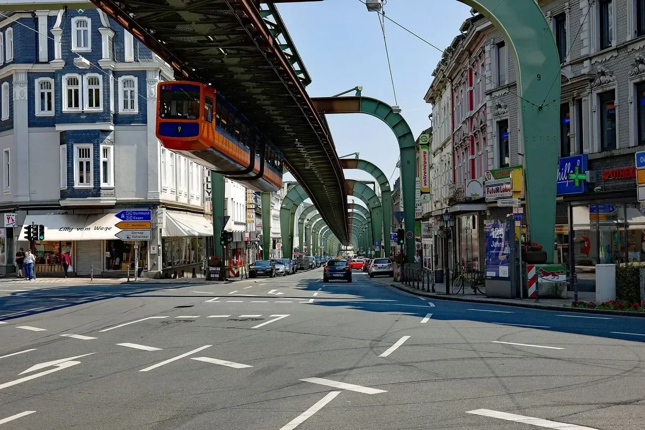 Eine leere Straße in Wuppertal mit der Schwebebahn
