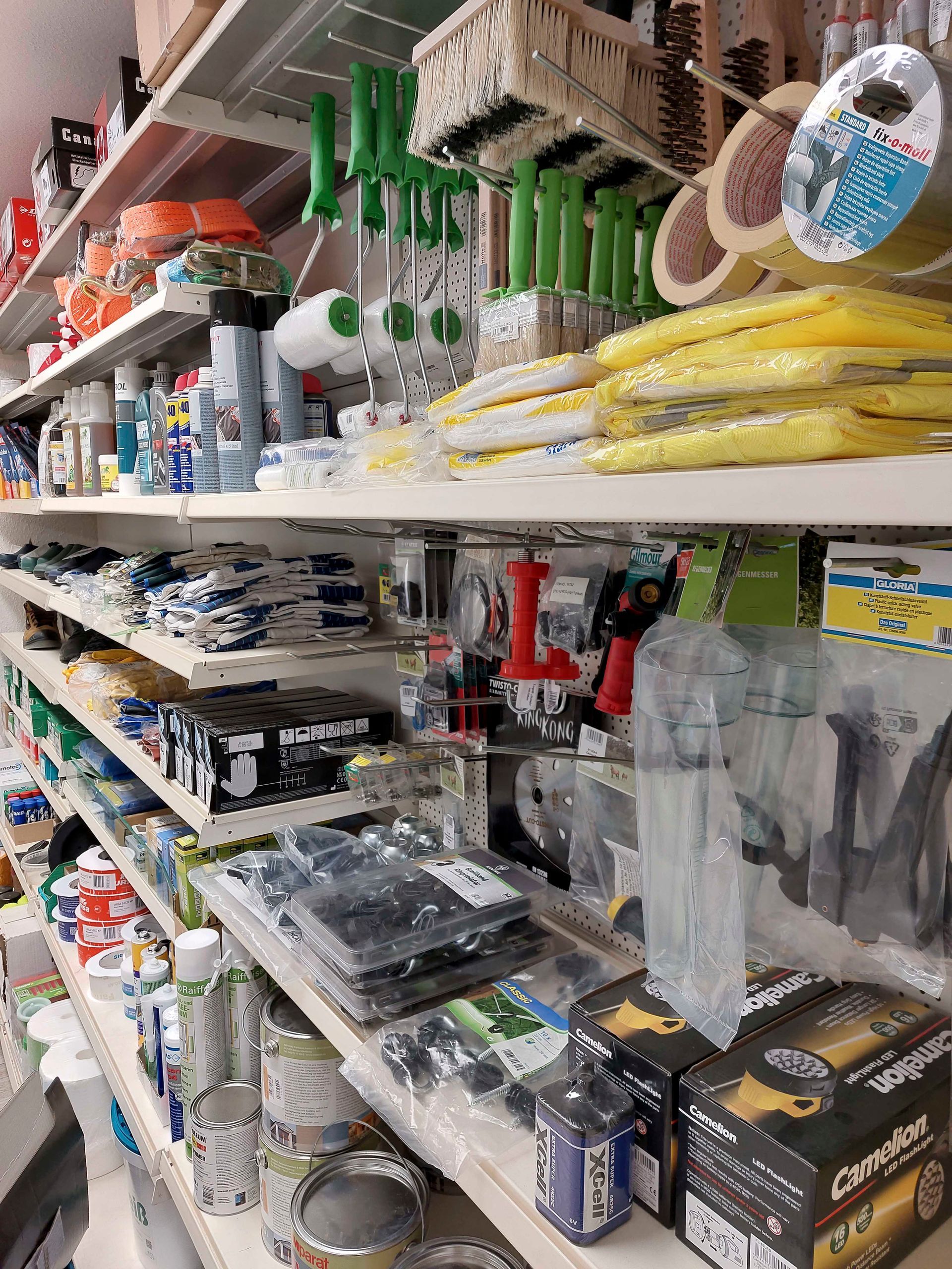 Ein Ladenregal voller Werkzeuge und Zubehör.