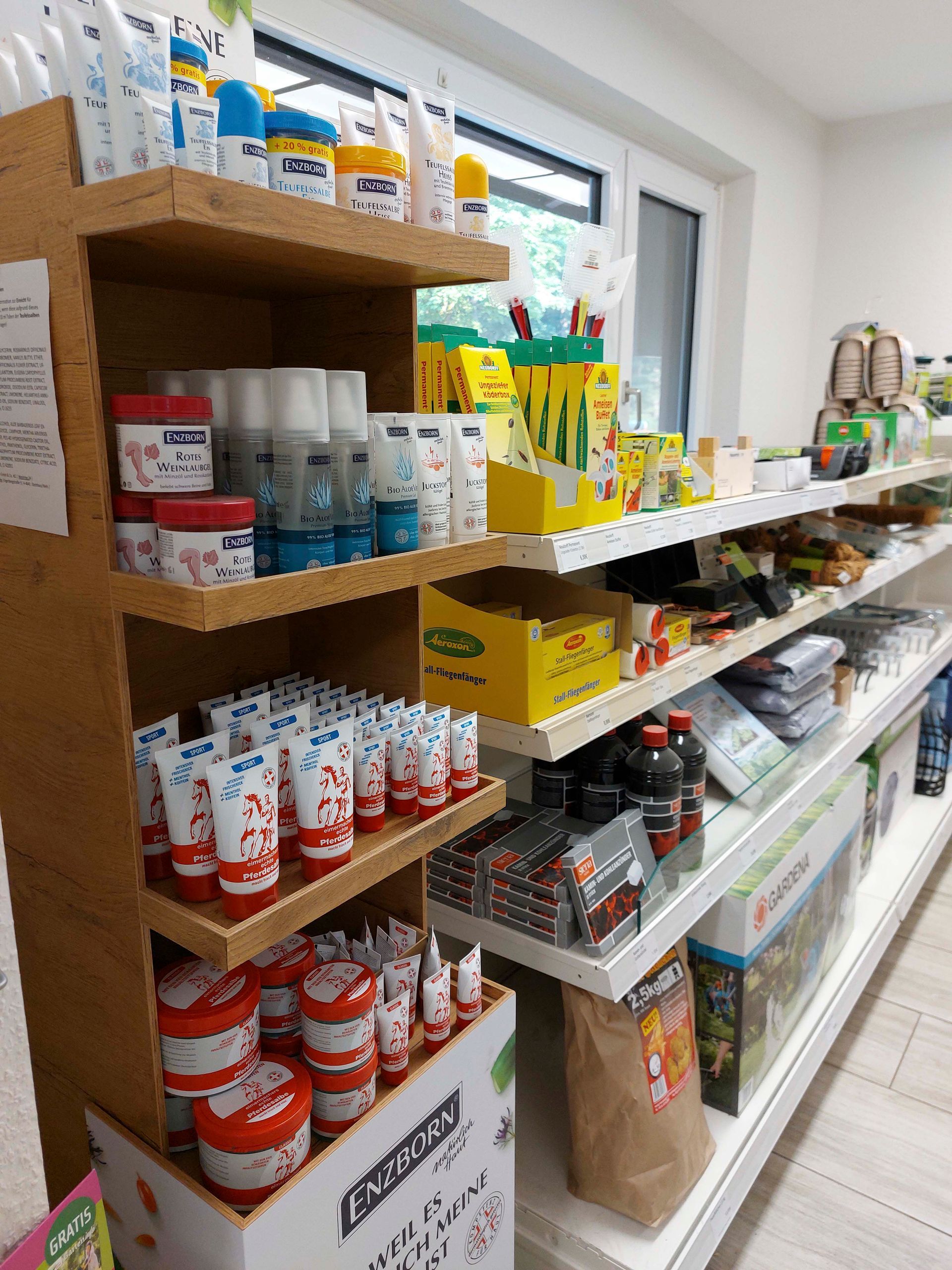 Ein Ladenregal voller Flaschen und Tuben