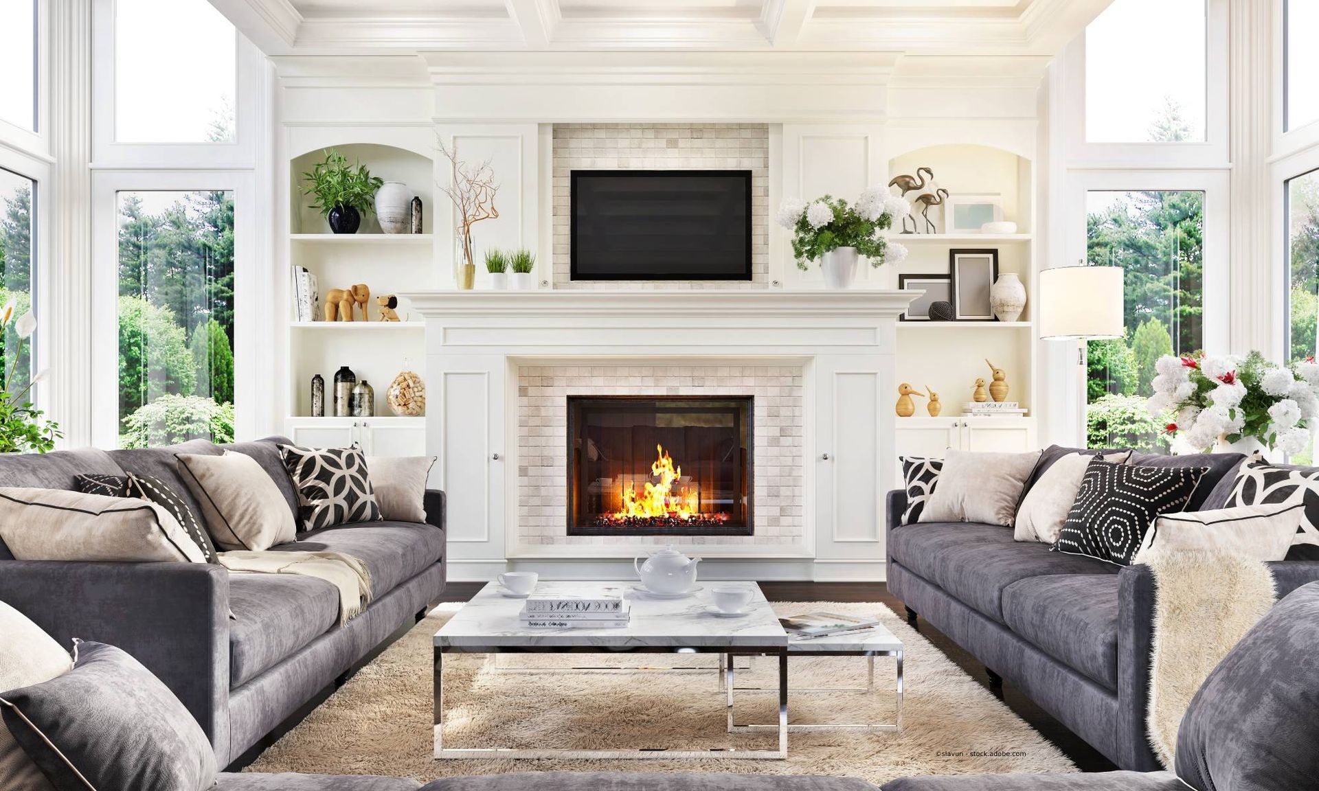 eleganter Kamin in Wohnzimmer