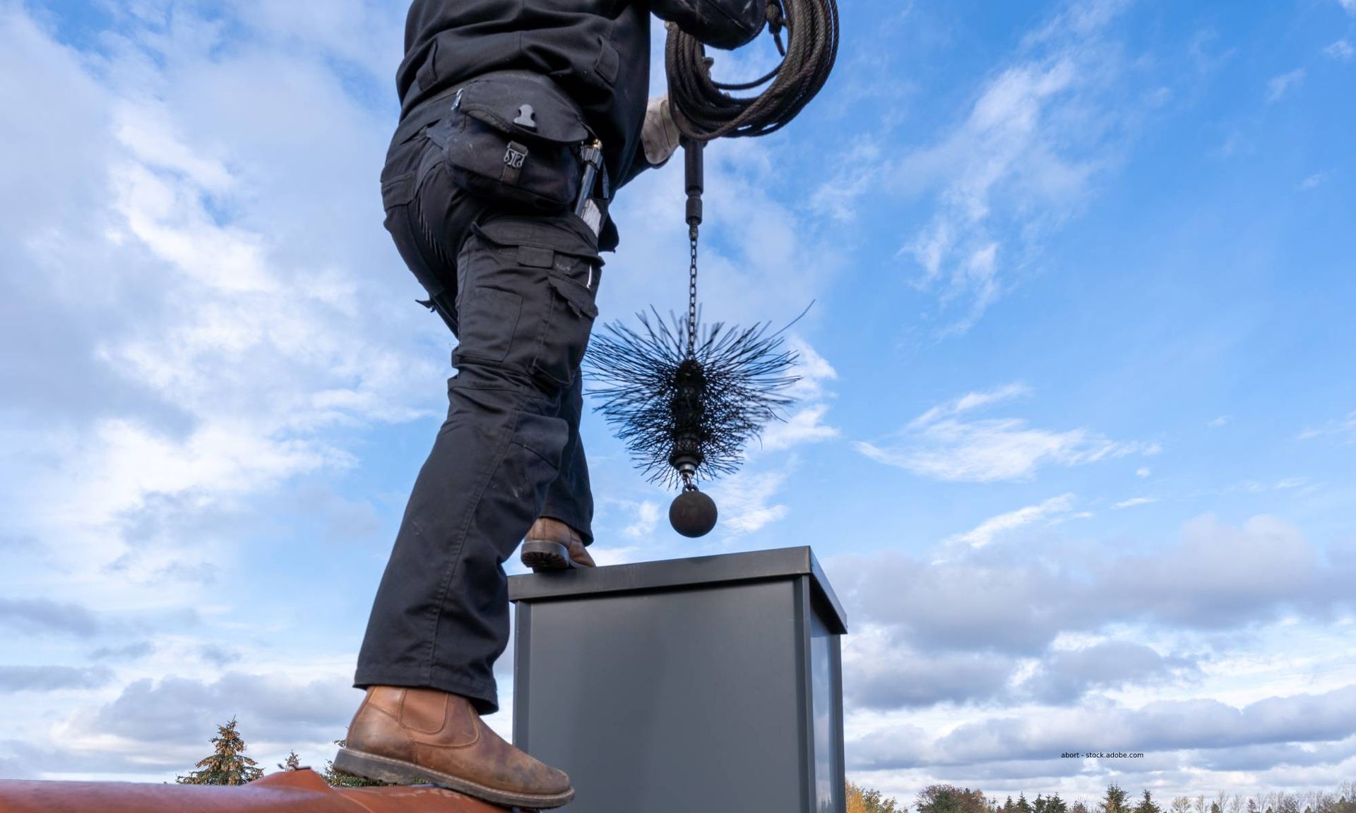 Schornsteinfeger säubert Kamin