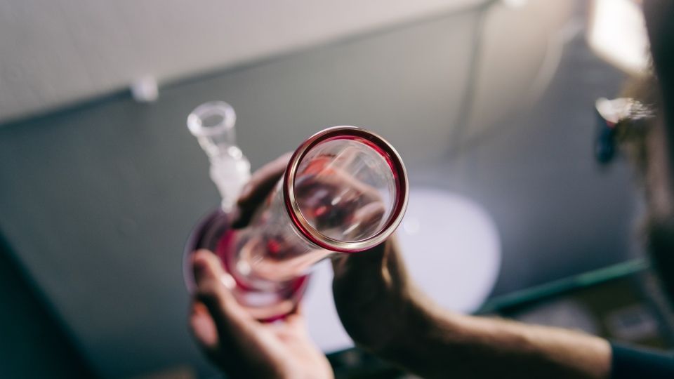 Bong aus rötlichem Glas