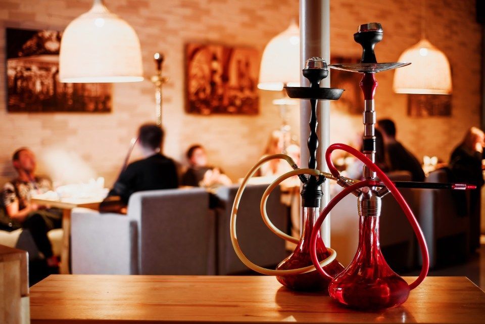 eine rote und eine gelbe Shisha in einer gemütlichen Shishabar