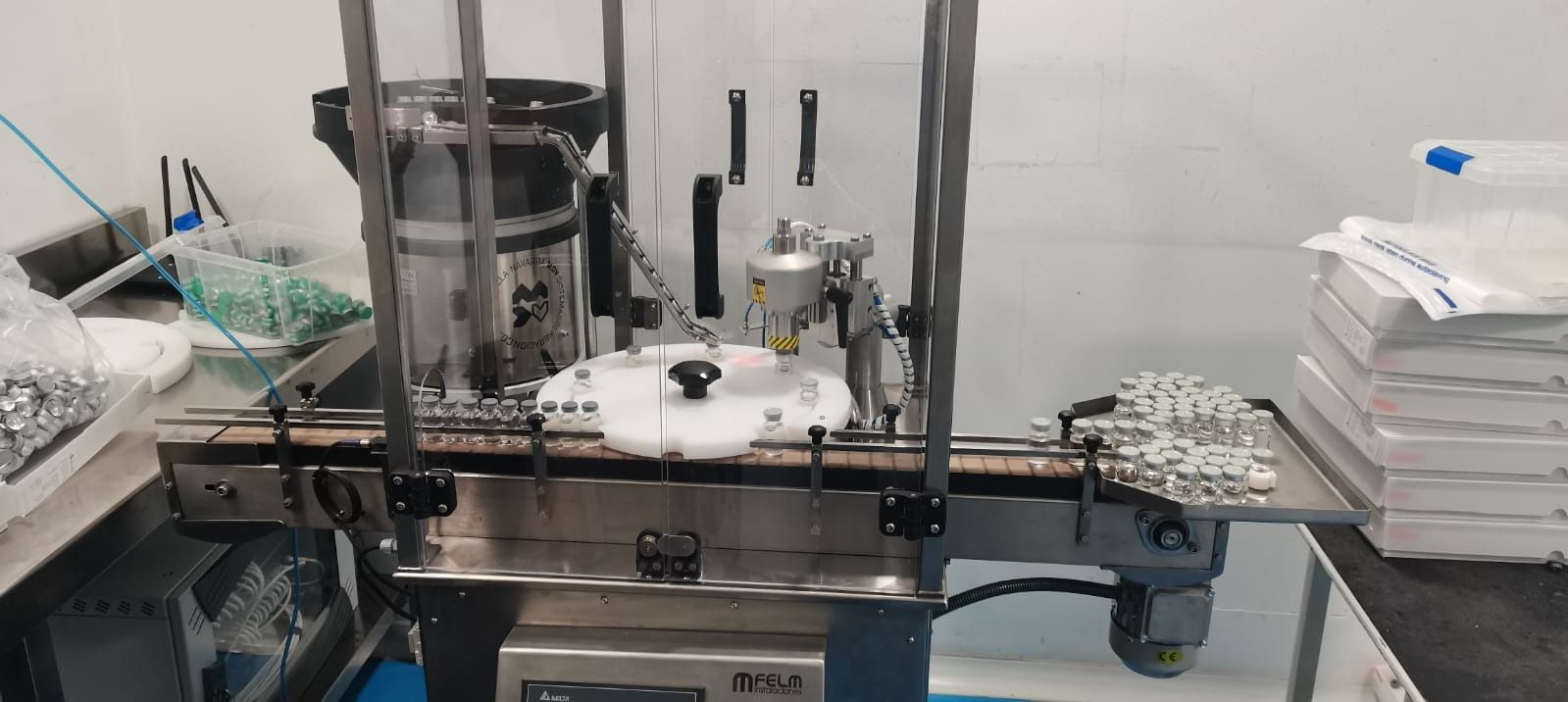 Una máquina está colocada encima de una mesa en un laboratorio.