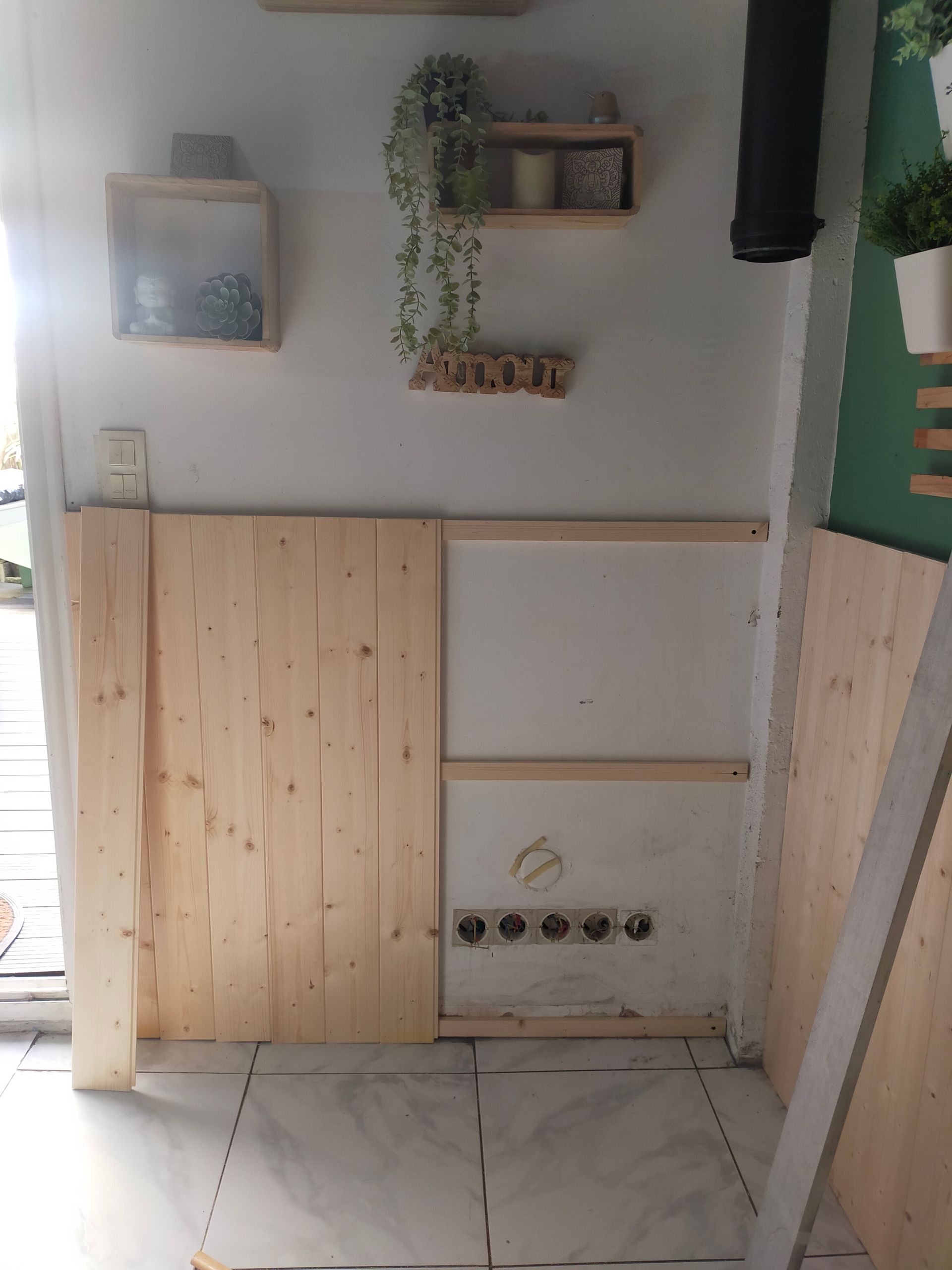 Pose de lambris en cours