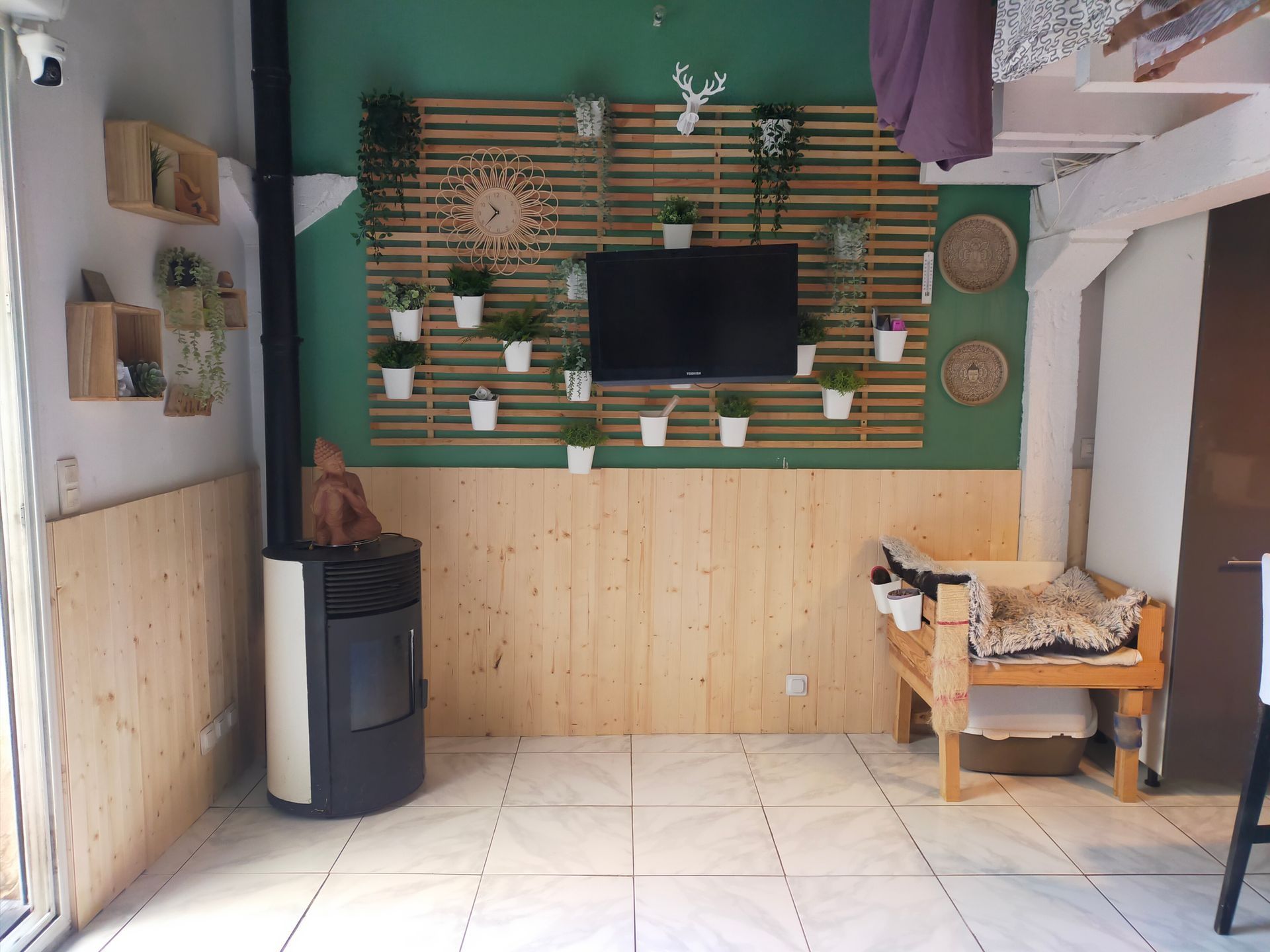 Pose de lambris pour la rénovation d'un mur