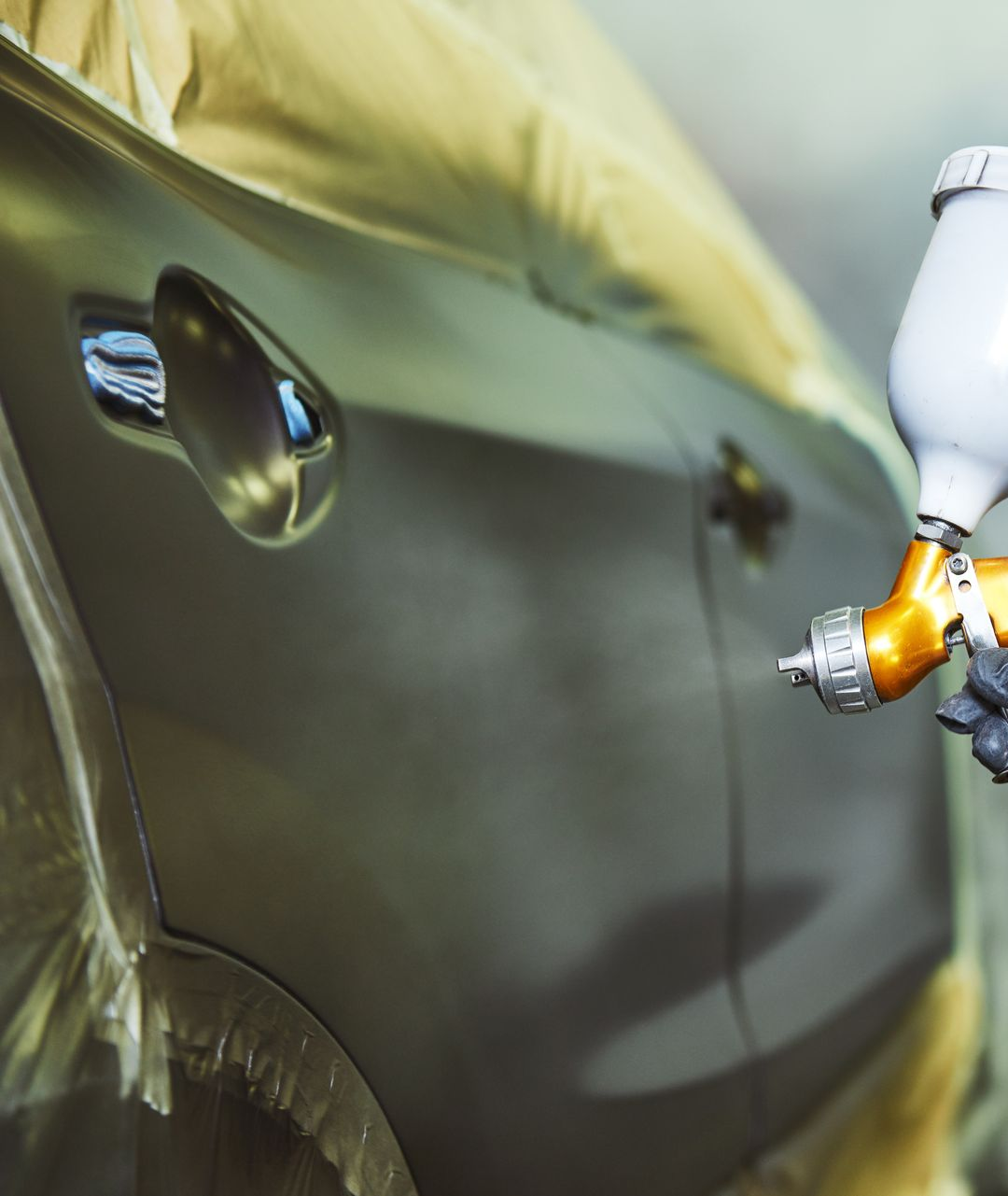 Une machine à pulvérisation de peinture sur la carrosserie