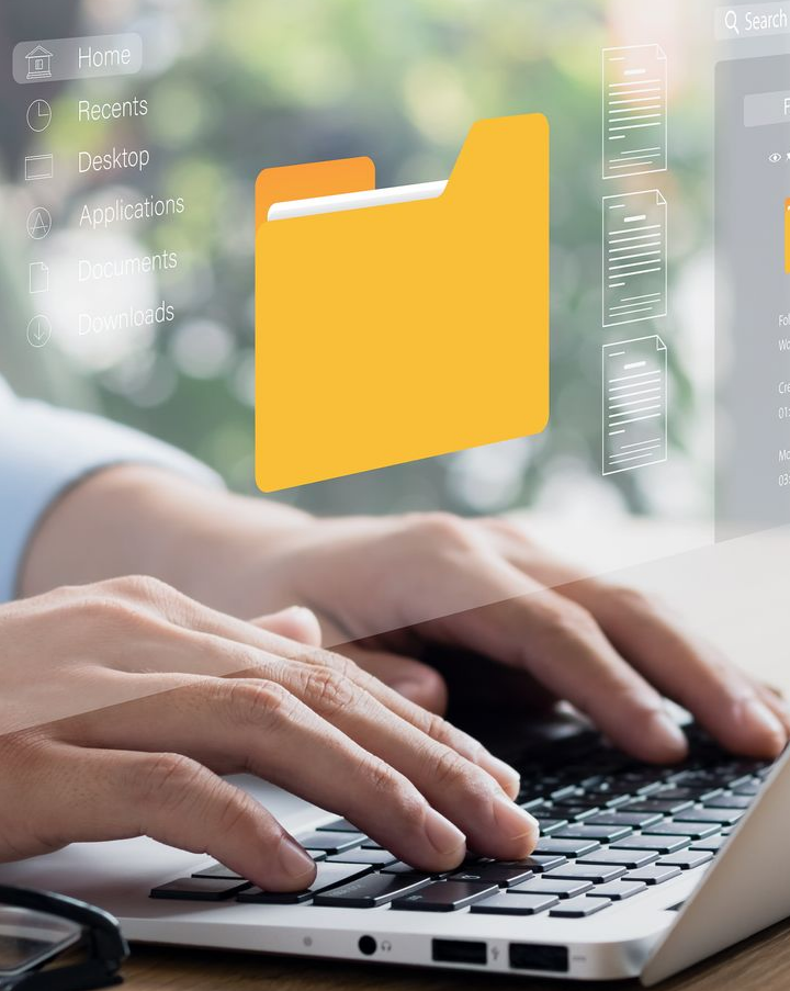 Des doigts sur un clavier d'ordinateur portable avec un dossier