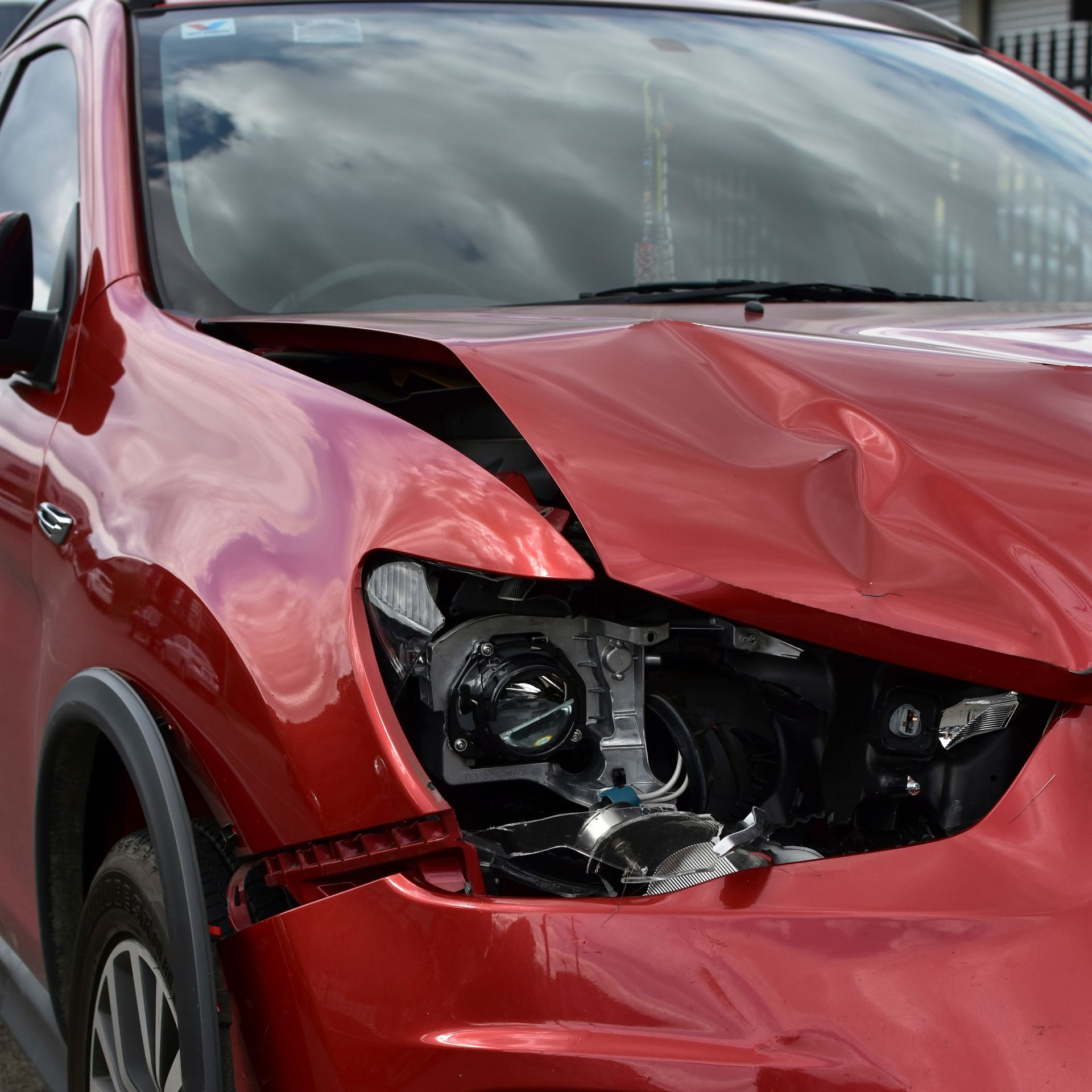 Le capot d'une voiture enfoncé