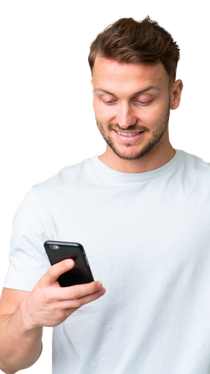 Un homme regarde son smartphone en souriant. Il porte un t-shirt.