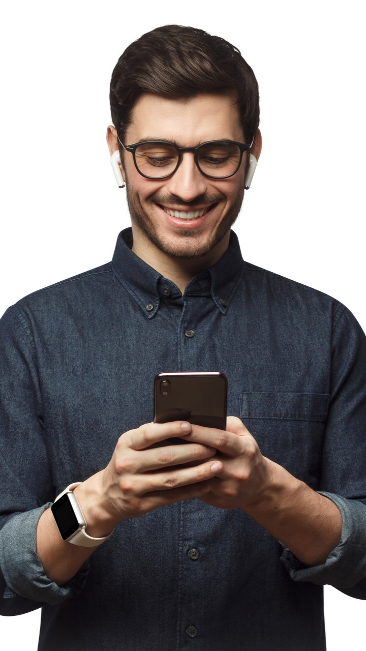 Homme portant des lunettes et des écouteurs, souriant en regardant un smartphone.