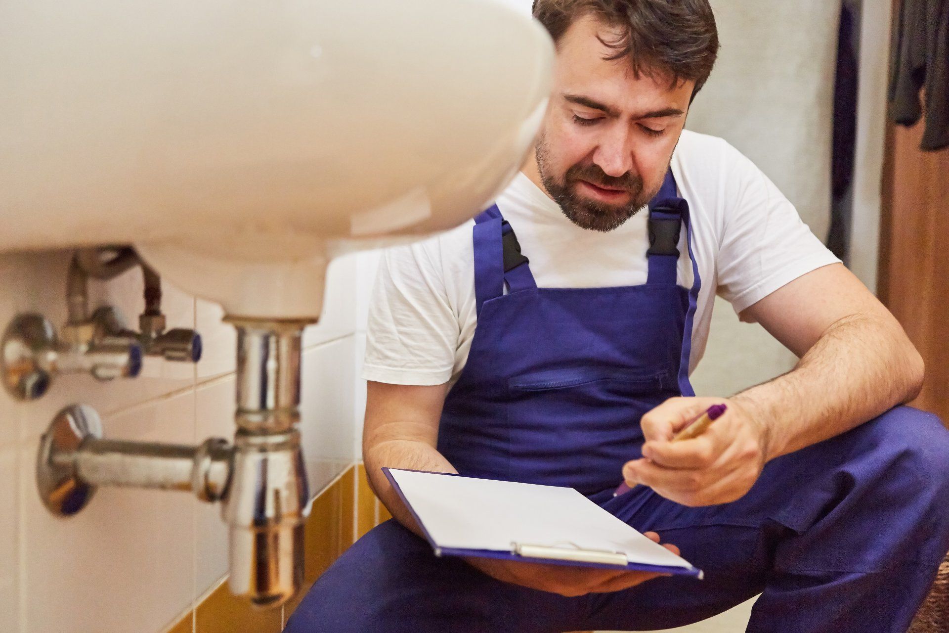 Klempner bearbeitet einen Auftrag