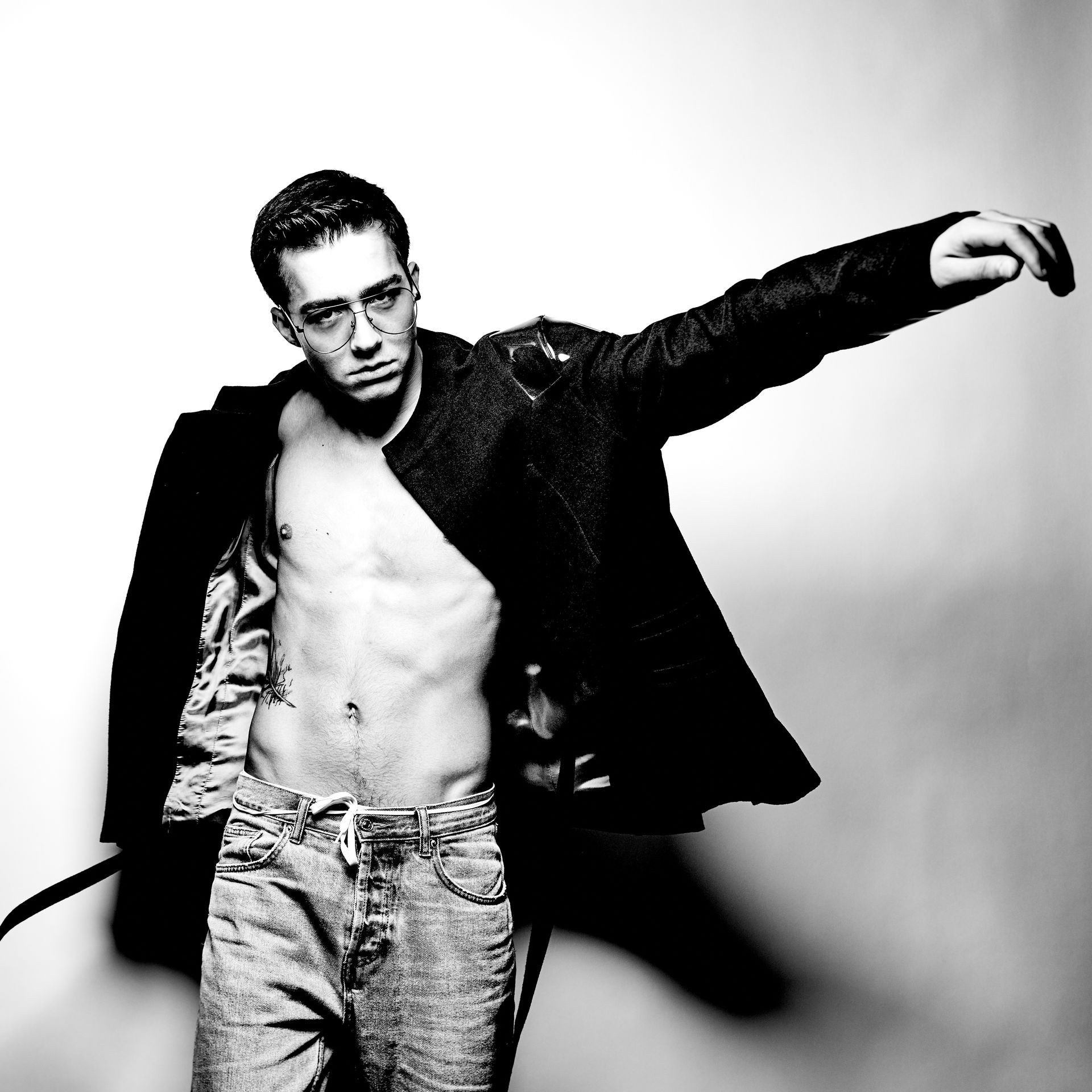 Photo en noir et blanc d'un modèle masculin.