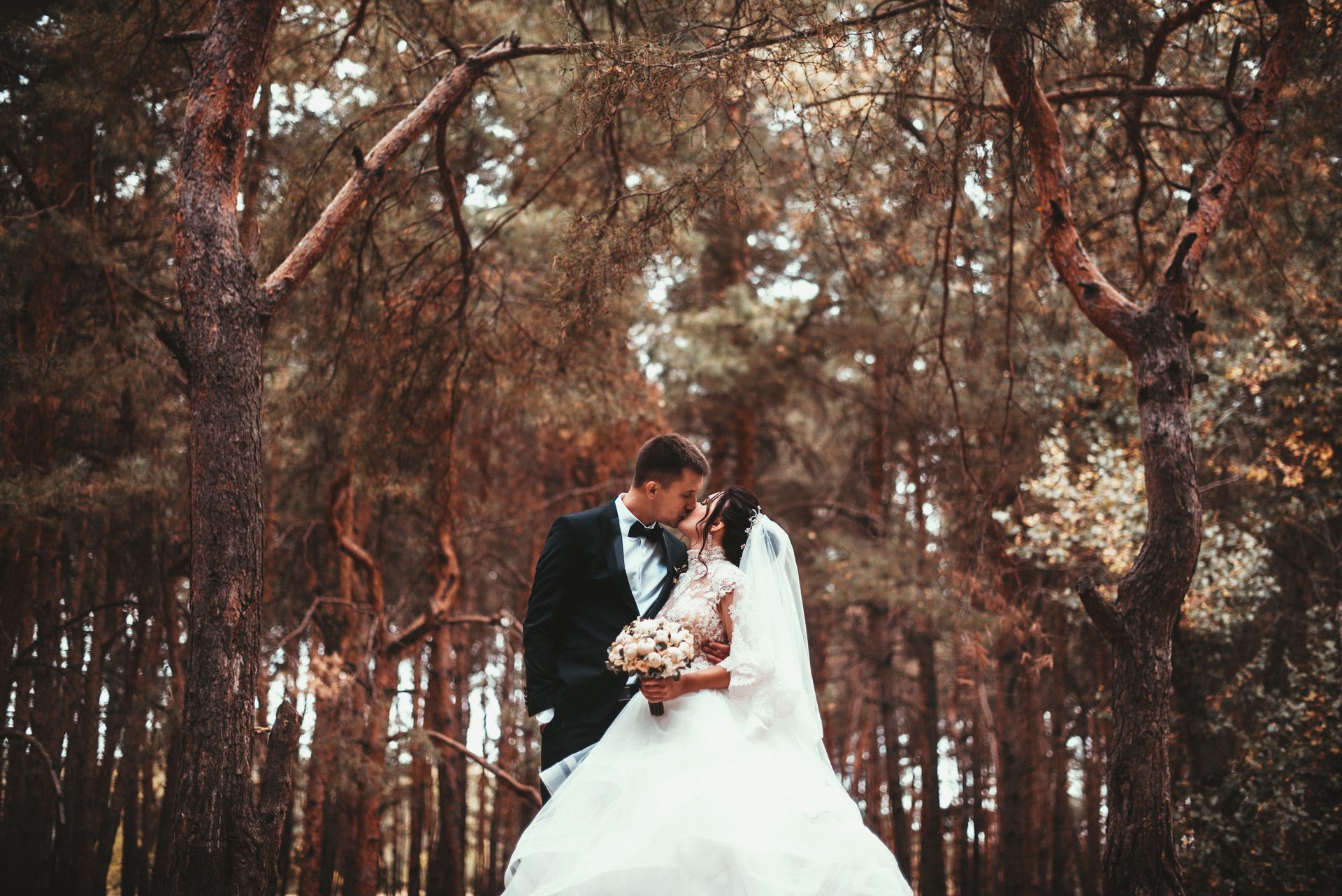 Un couple de jeunes mariés qui s'embrassent.