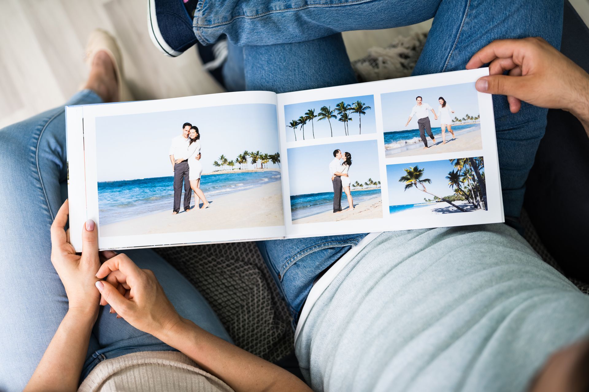 Deux personnes regardant un album de photos.