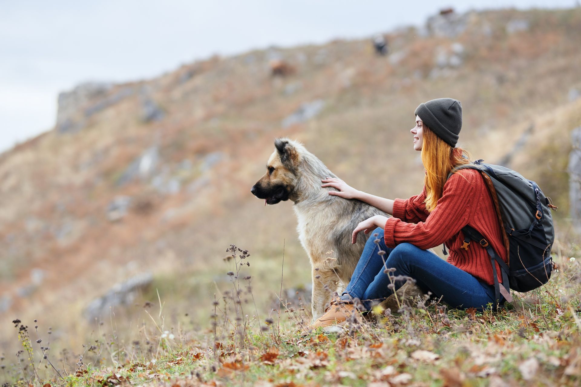 Photo d'une femme assise avec son chien