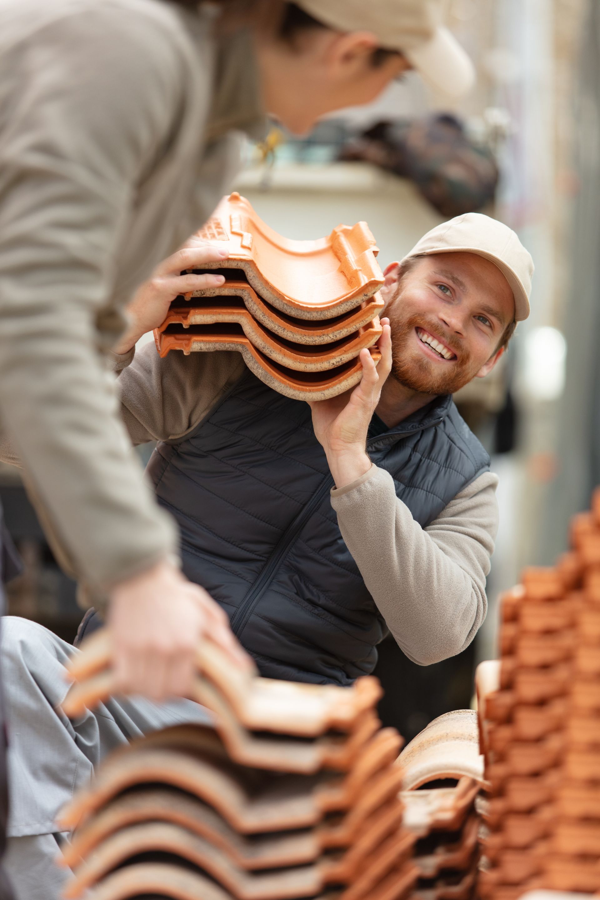 Homme portant des tuiles.