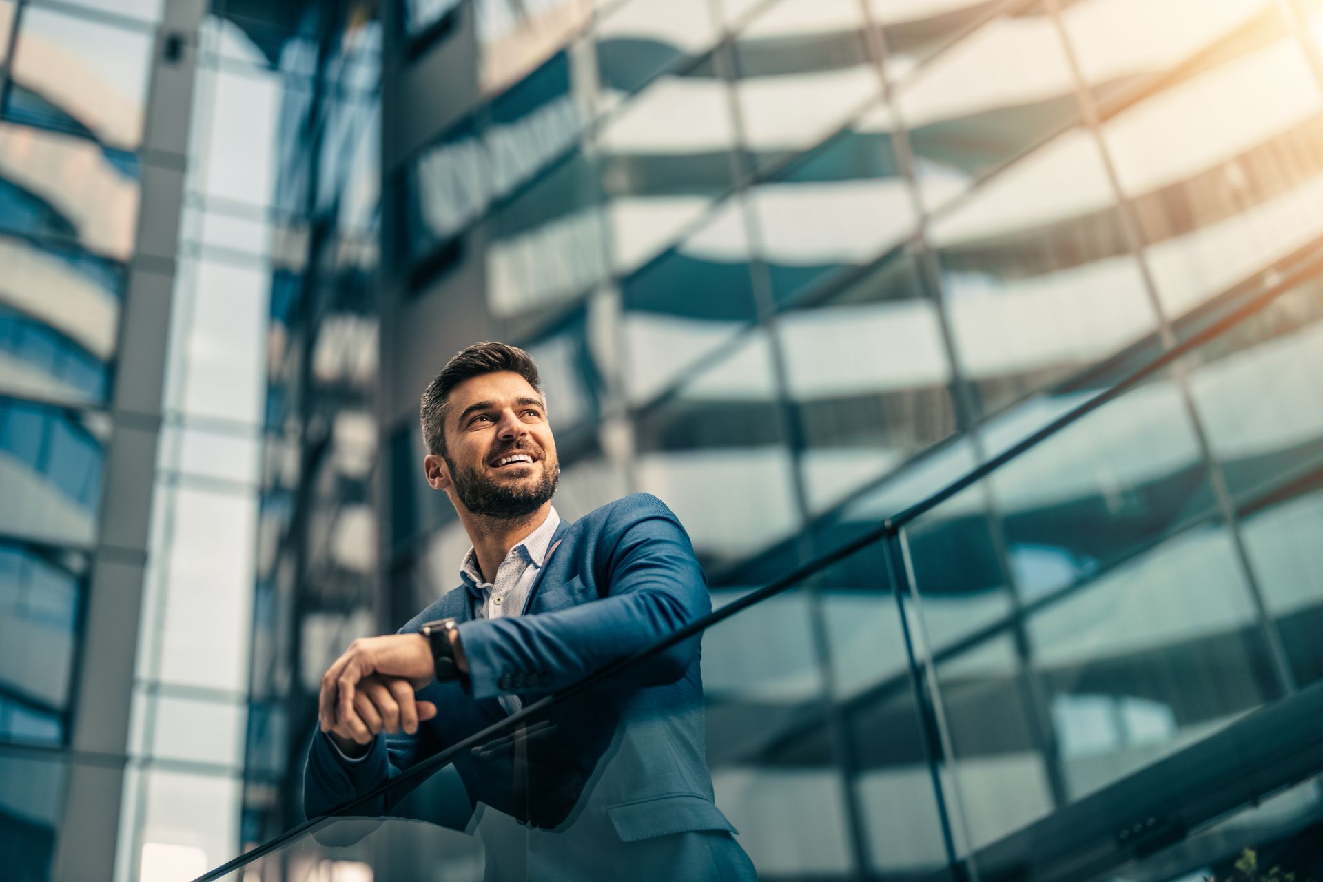 Portrait d'un bel homme d'affaires confiant
