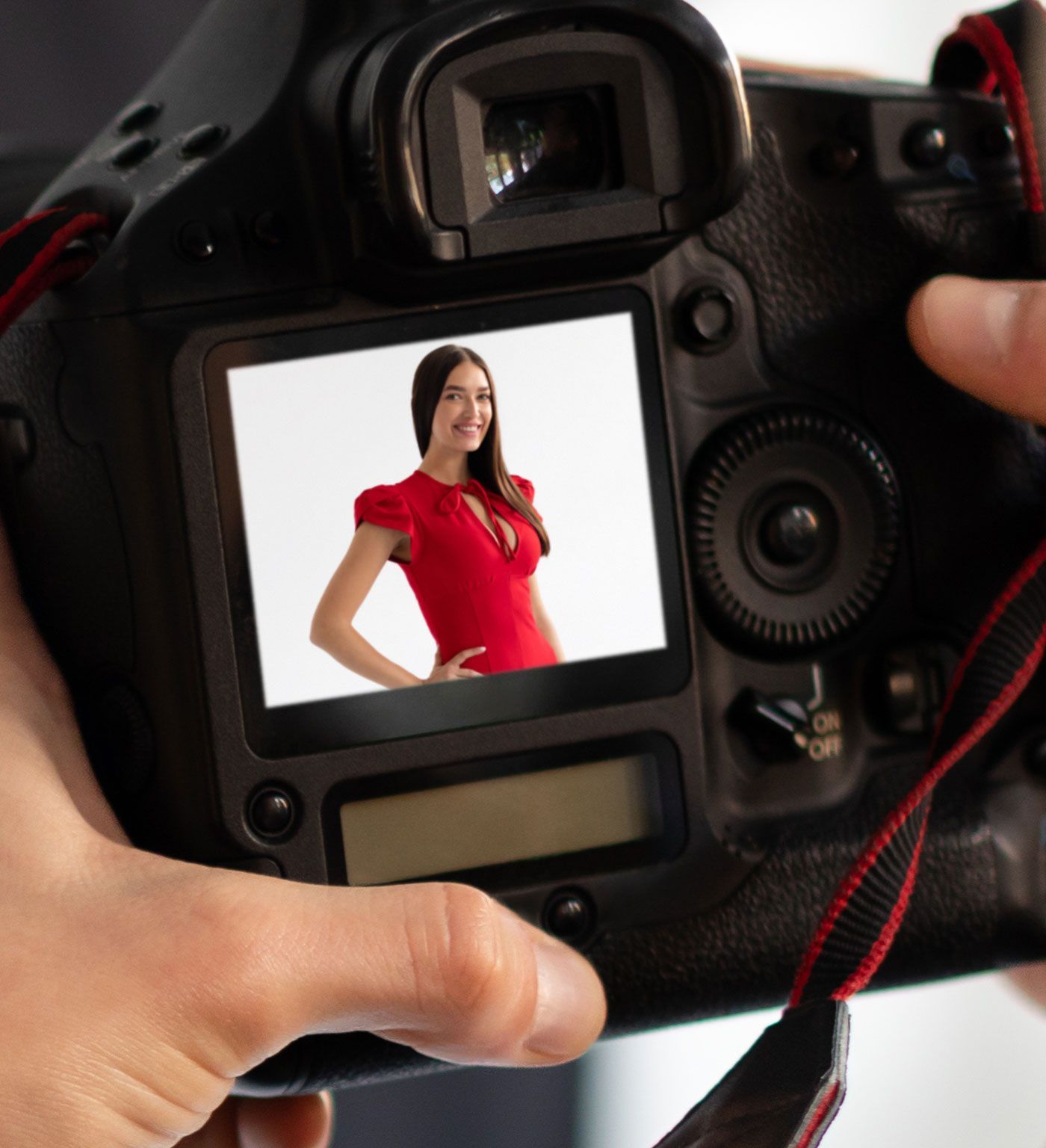Écran d'un appareil photo avec un modèle féminin.