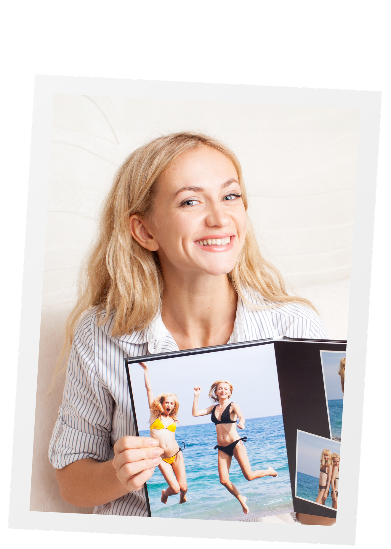 Photo d'une femme montrant un album photos.