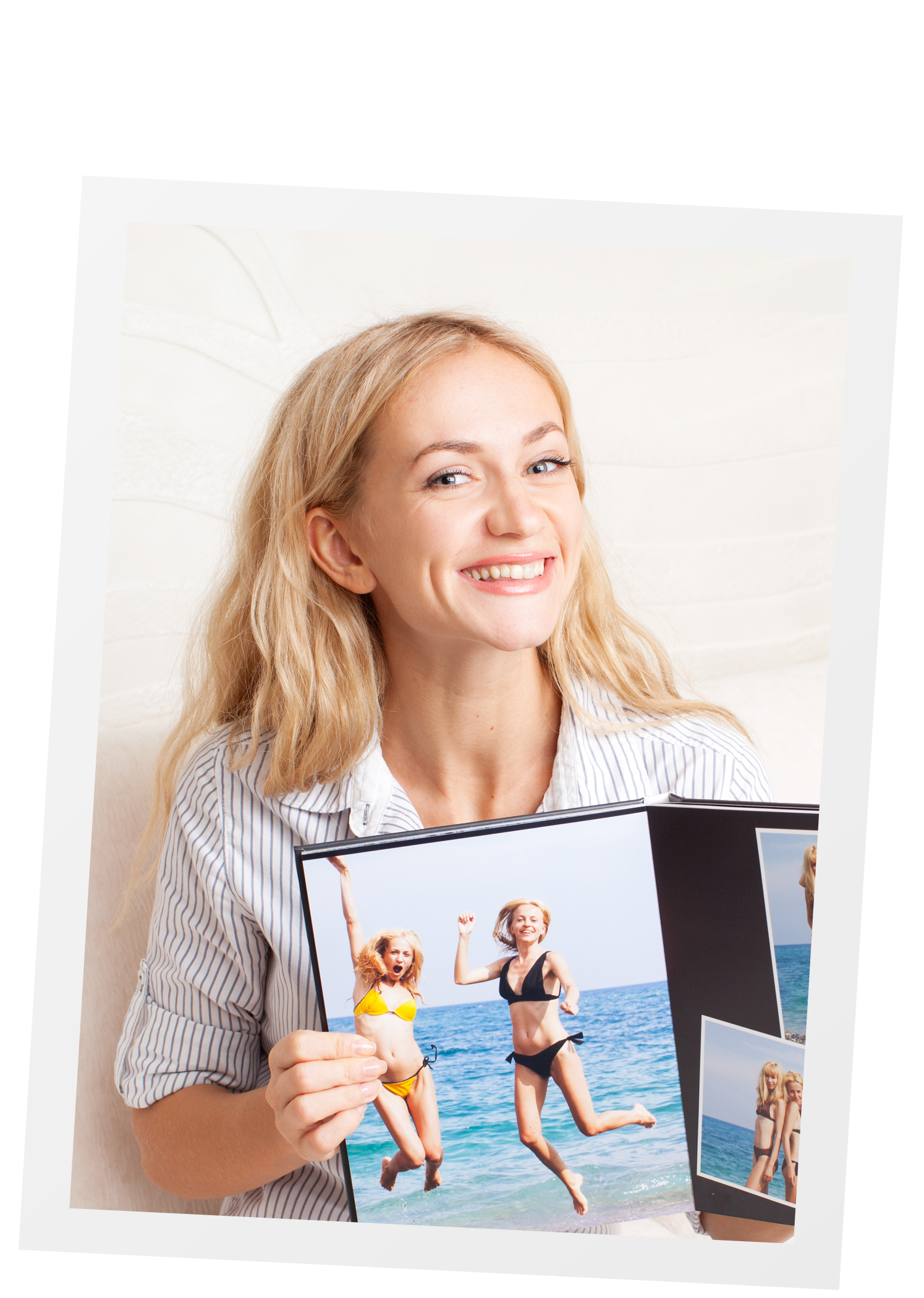 Photo d'une femme montrant un album de photos.