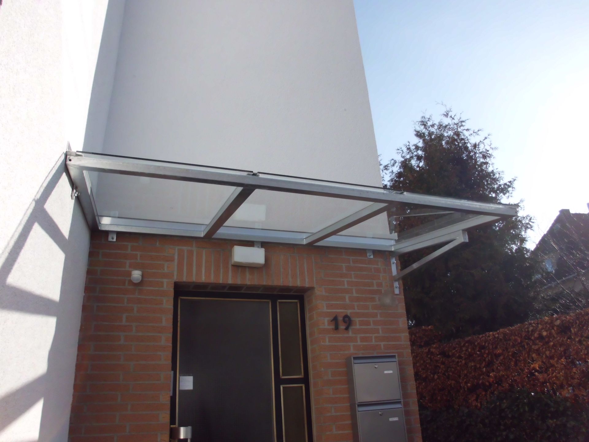 Ein Backsteingebäude mit Vordach