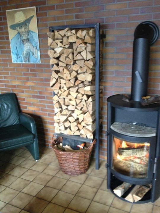 An der Wand über dem Kamin hängt ein Bild von einem Cowboy.