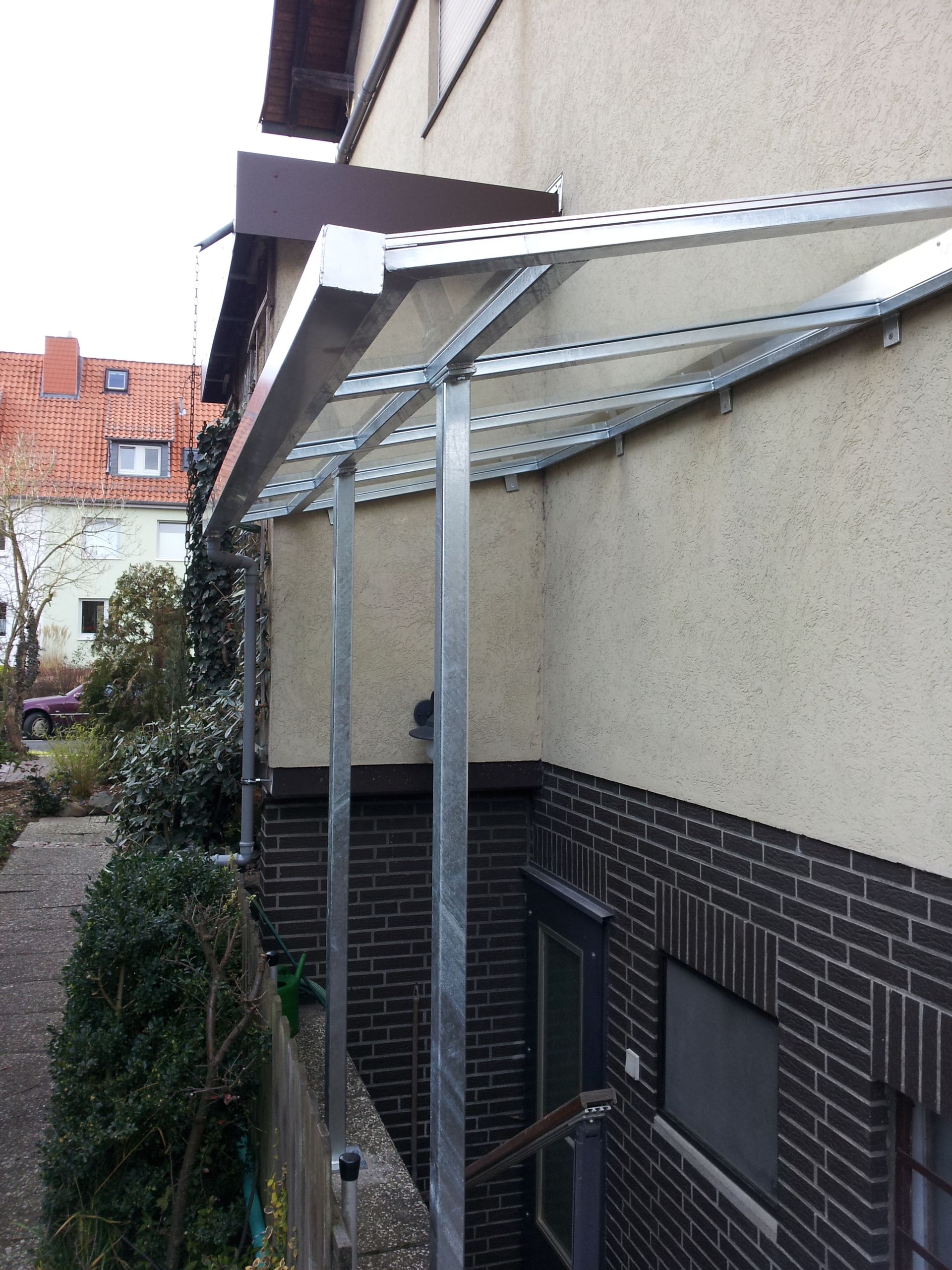 Ein Backsteingebäude mit einem Vordach an der Seite