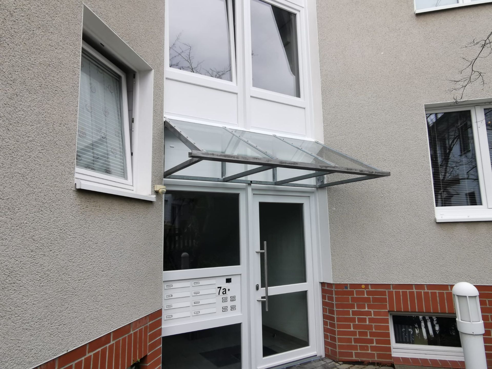 Ein Gebäude mit einem Glasdach über der Tür