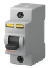 Un disjoncteur miniature unipolaire gris avec un interrupteur à bascule noir et des indicateurs jaunes.