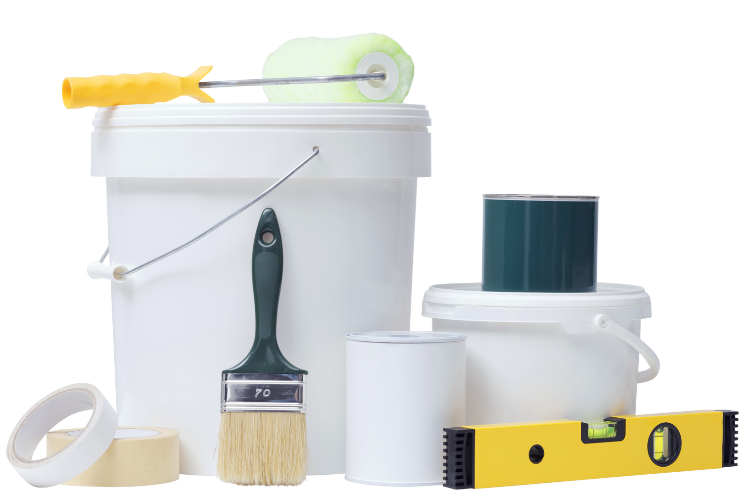 Un seau de peinture blanc, un pinceau, un rouleau, un niveau, deux rouleaux de ruban adhésif et des pots de peinture sur fond blanc.