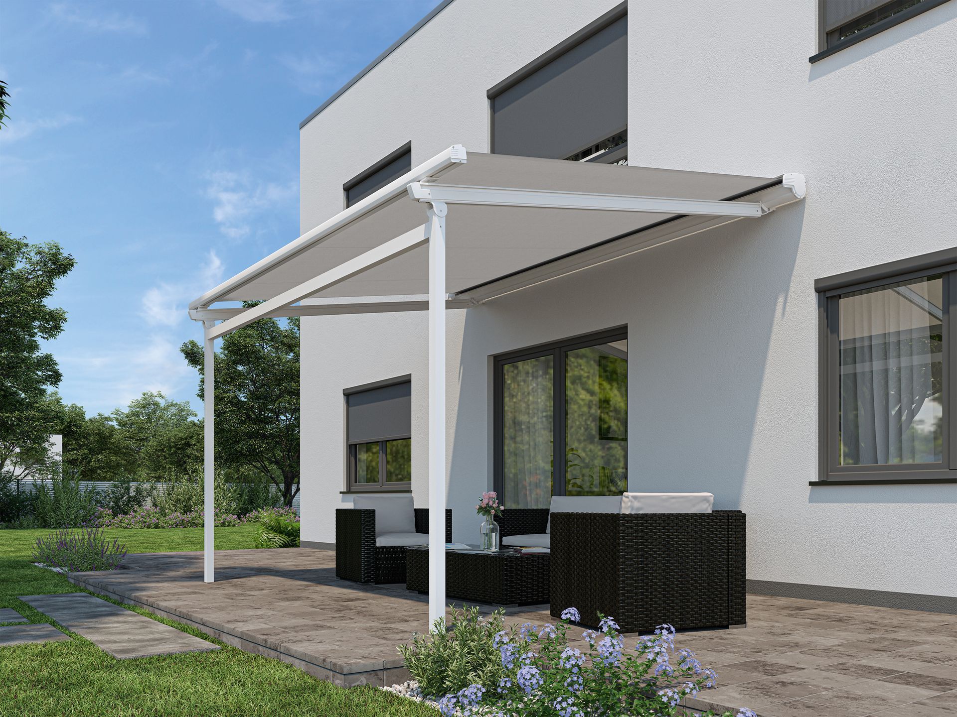 Markise mit Montage in Rellingen: Terrassenüberdachung mit grau-beigem Markisentuch an modernem Wohnhaus.