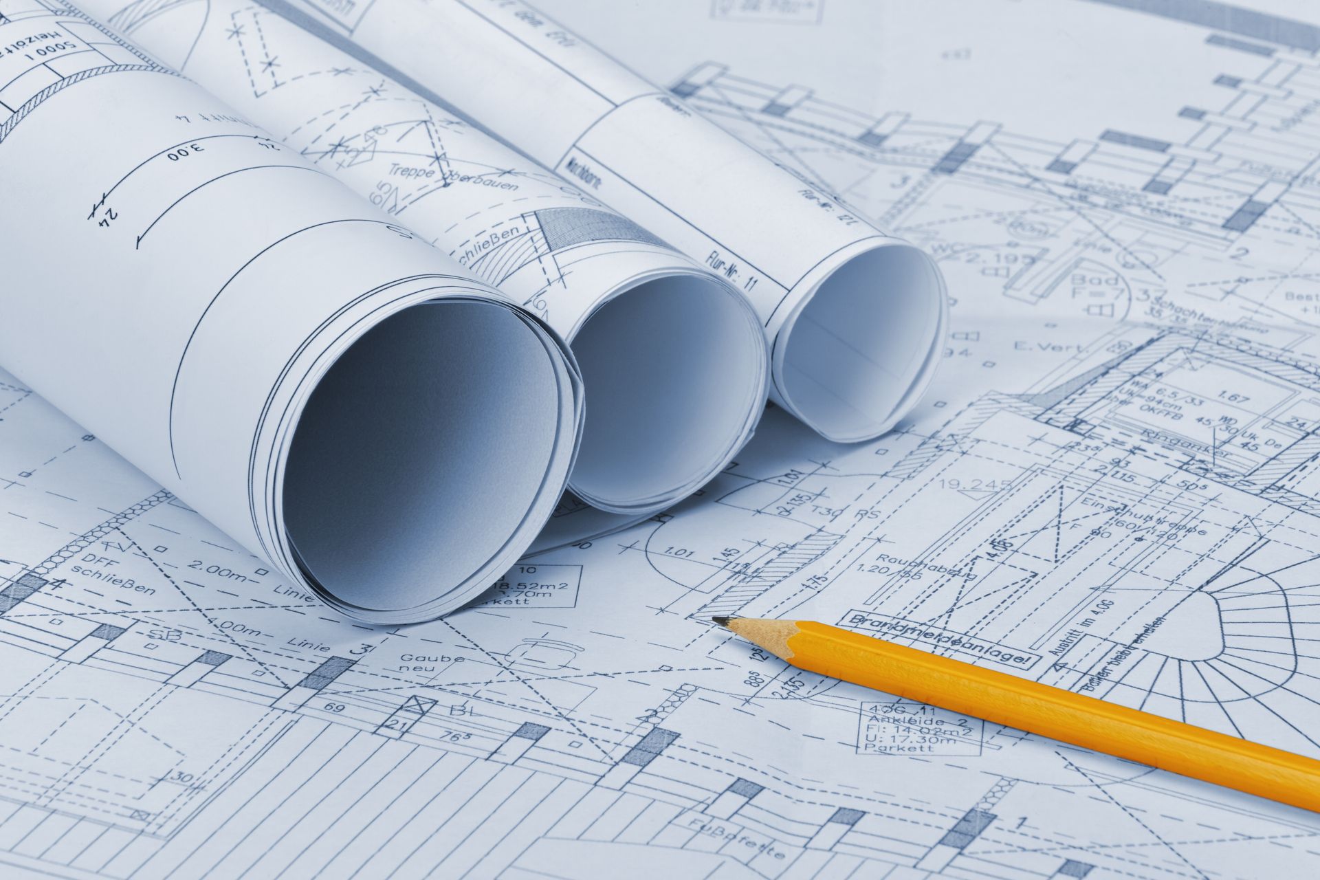 Ein Bauarbeiter steht vor einem im Bau befindlichen Haus.