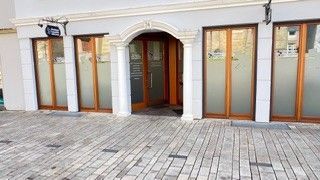 ein Backsteingebäude mit einer weißen Veranda und Treppen