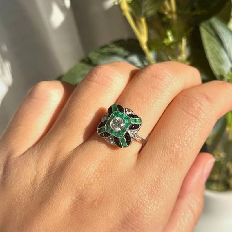 Una mujer lleva un anillo en su mano izquierda