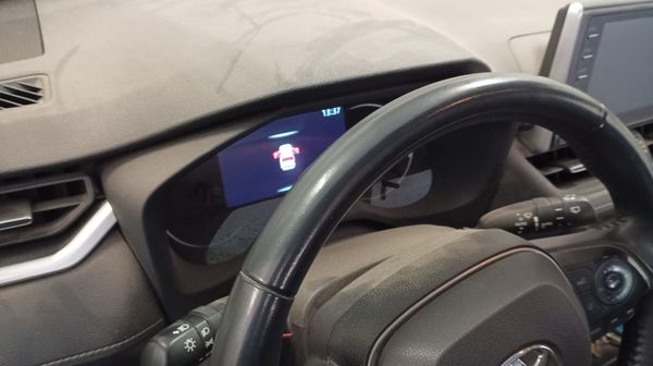 Una persona está lavando un coche rojo con una esponja.