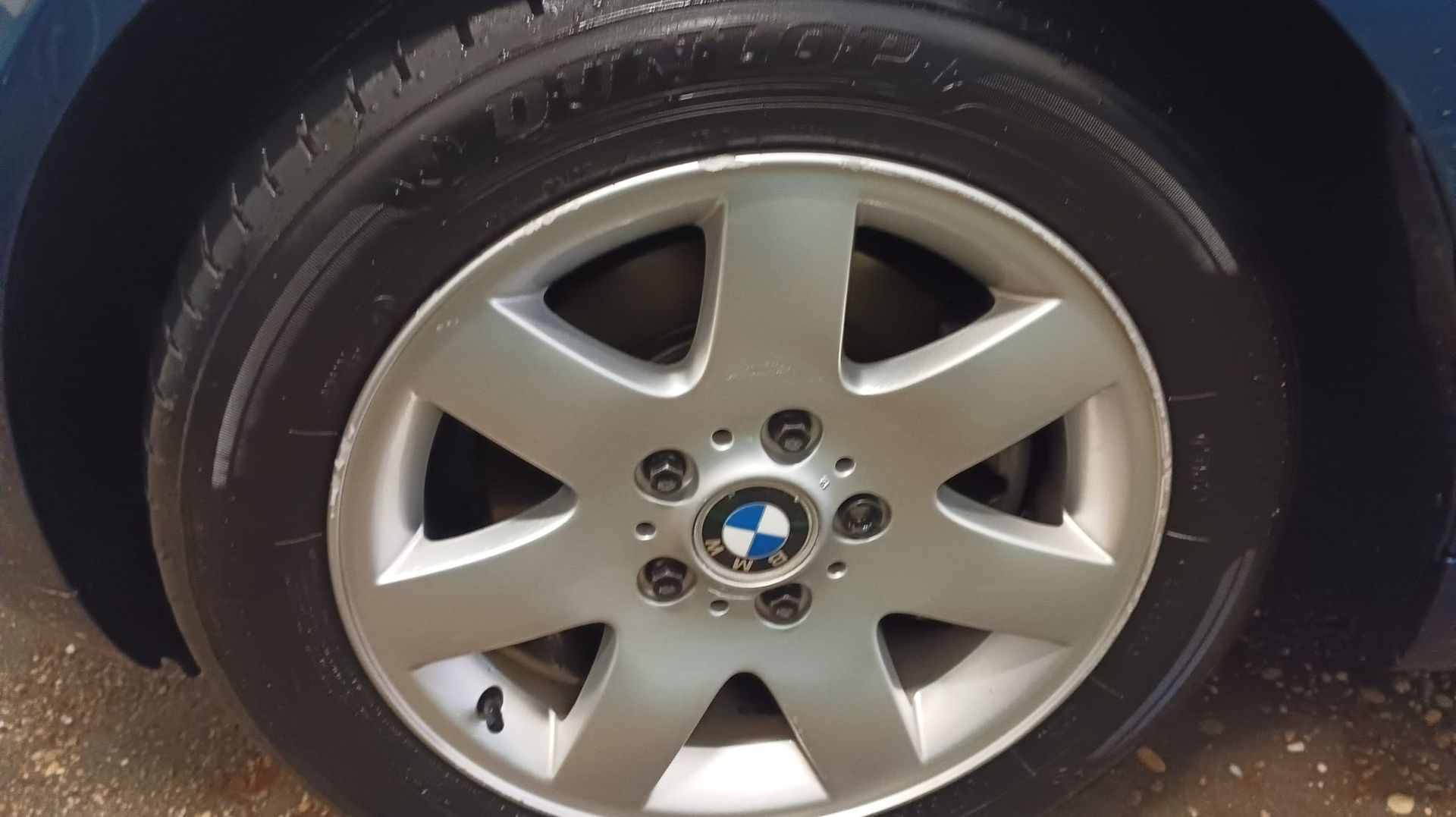 Un hombre está cambiando una llanta de un automóvil.
