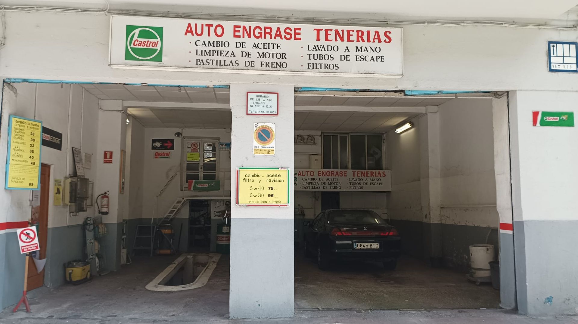 Un hombre está usando una llave neumática para cambiar un neumático de una motocicleta.