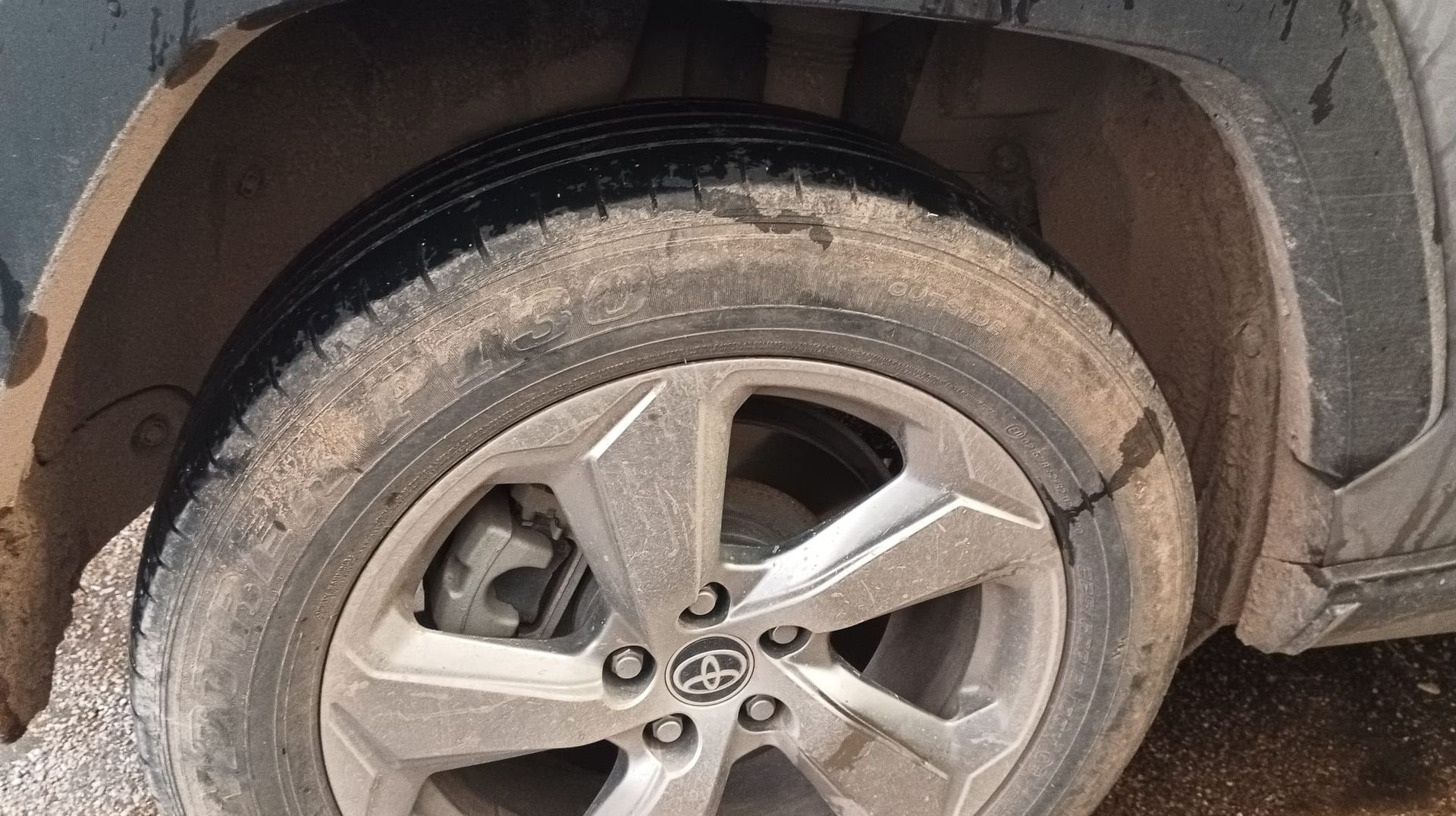 Una persona está trabajando en un disco de freno de un automóvil.