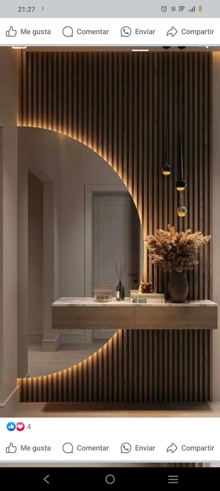 Una entrada moderna con listones de madera verticales, un espejo curvo, una estantería flotante e iluminación ambiental LED cálida.