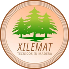 Logotipo circular de XILEMAT TÉCNICOS EN MADERA con la ilustración de un bosque de pinos verdes sobre un fondo color melocotón.