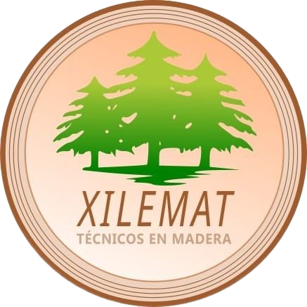 Logotipo circular de XILEMAT TÉCNICOS EN MADERA con la ilustración de un bosque de pinos verdes sobre un fondo color melocotón.