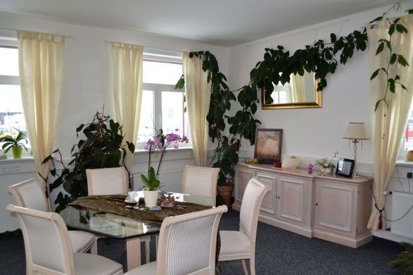 Sesselgruppe im Abschiedshaus von Dorèen Oesterle.