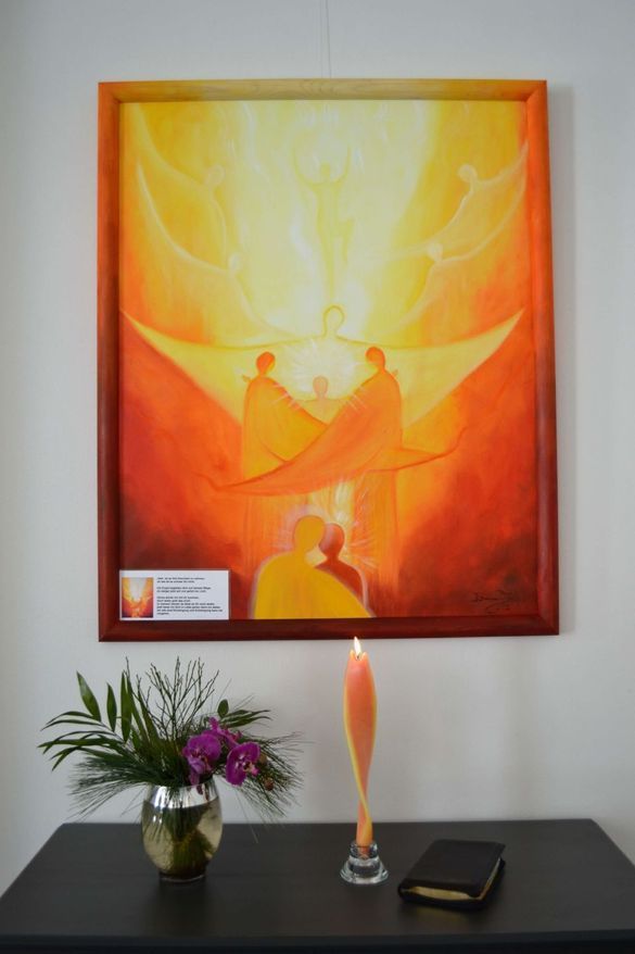 Gemälde mit sich mehreren Ebenen aus umarmenden Figuren in rot-orange-gelben Farben.